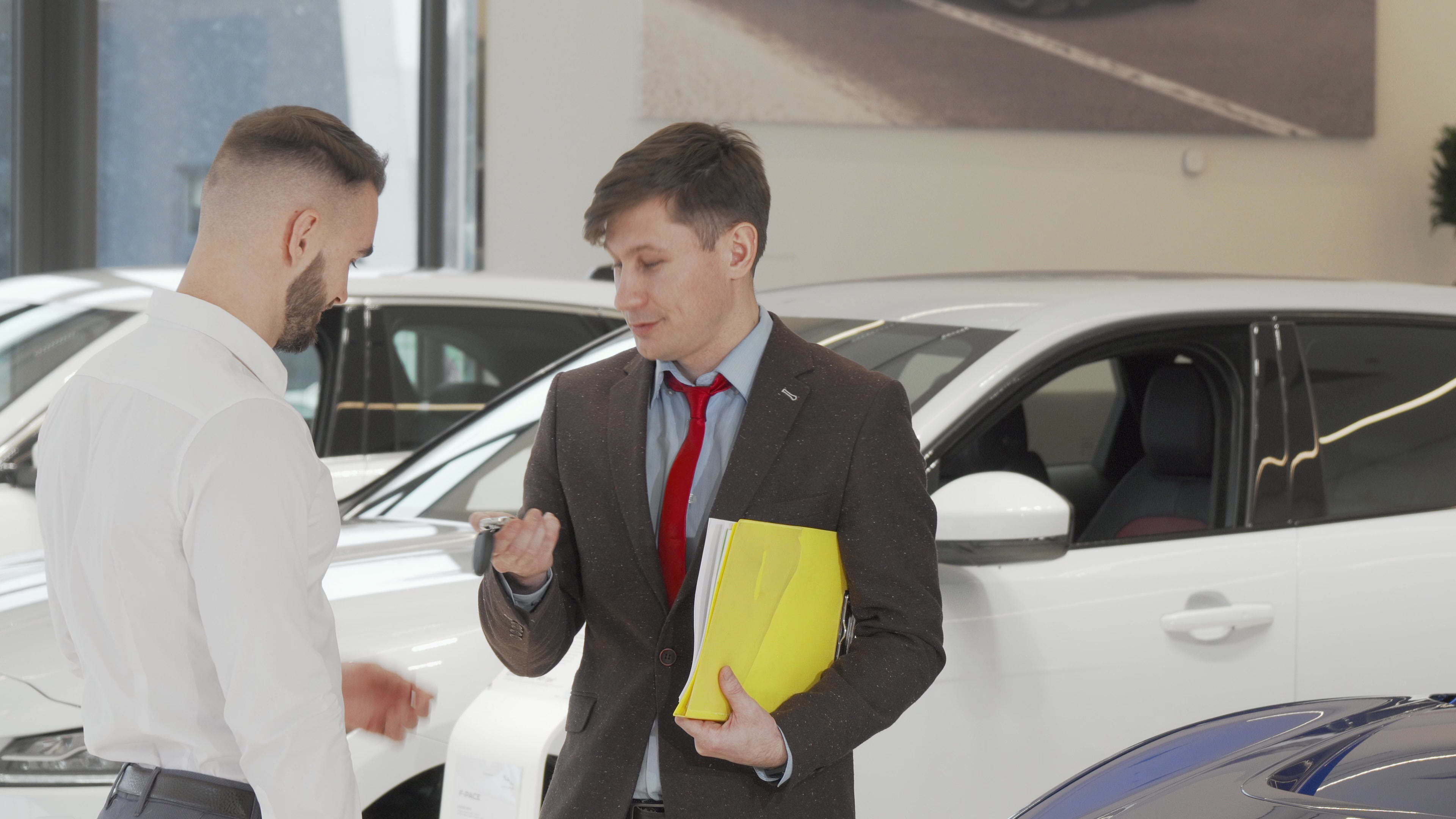 자동차 흡기와 배기 튜닝에 대해 이야기를 나누는 사람들