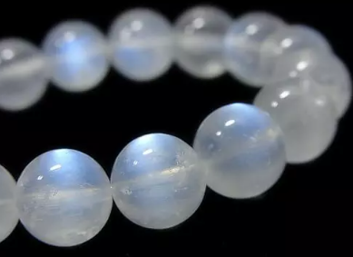 블루문스톤의 탄생석으로서의 의미와 역사를 해설한다.