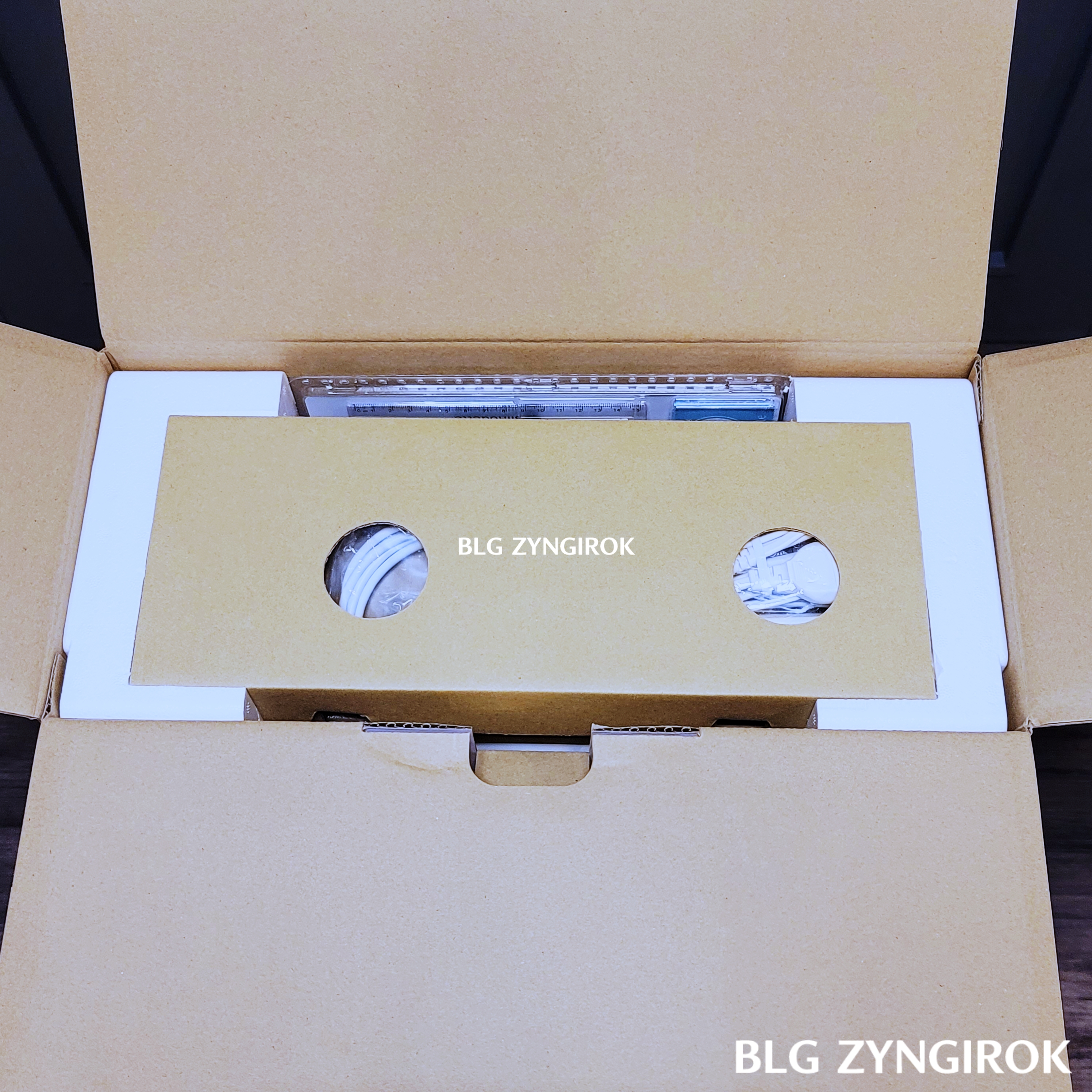 포트레이트3-박스를-열었을때-모습이다.