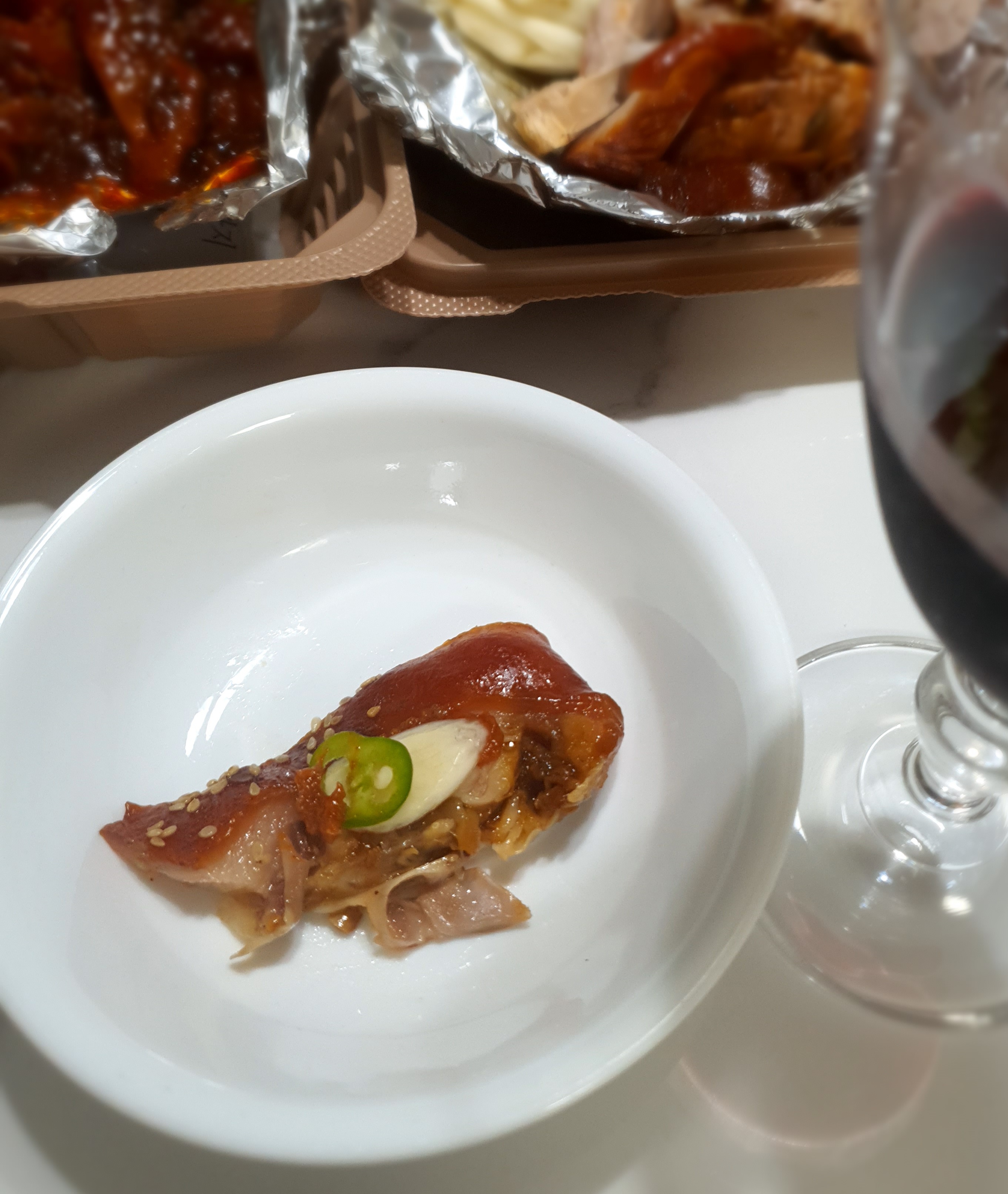 족발과-레드와인이-너무-맛있어요.