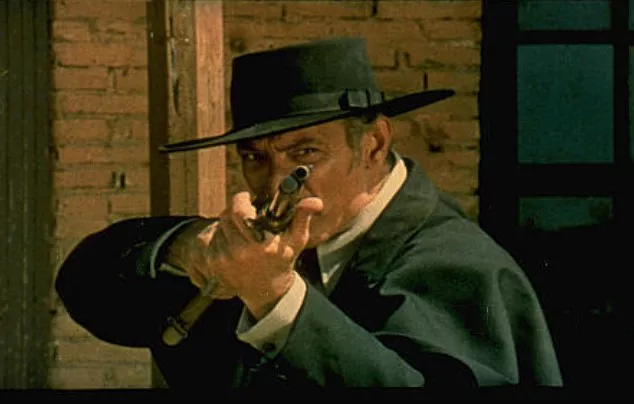 총을 겨눈 몰티머