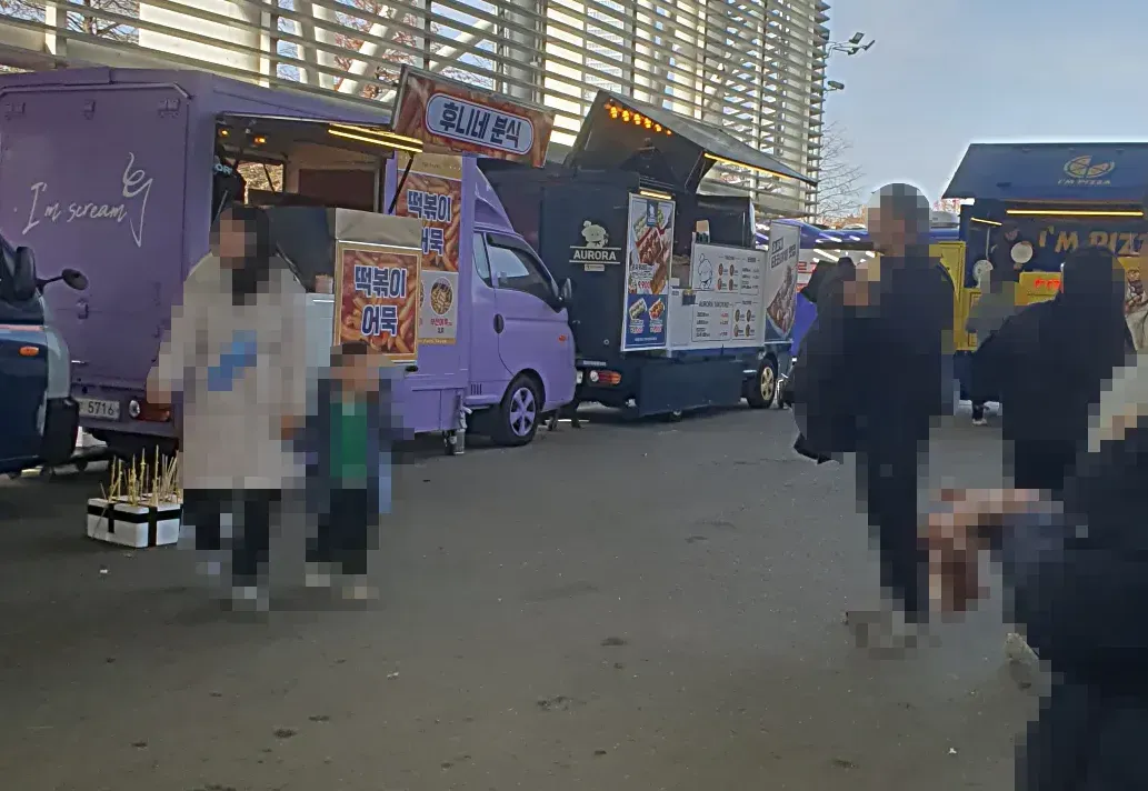 눈썰매장-옆에-있는-푸드트럭