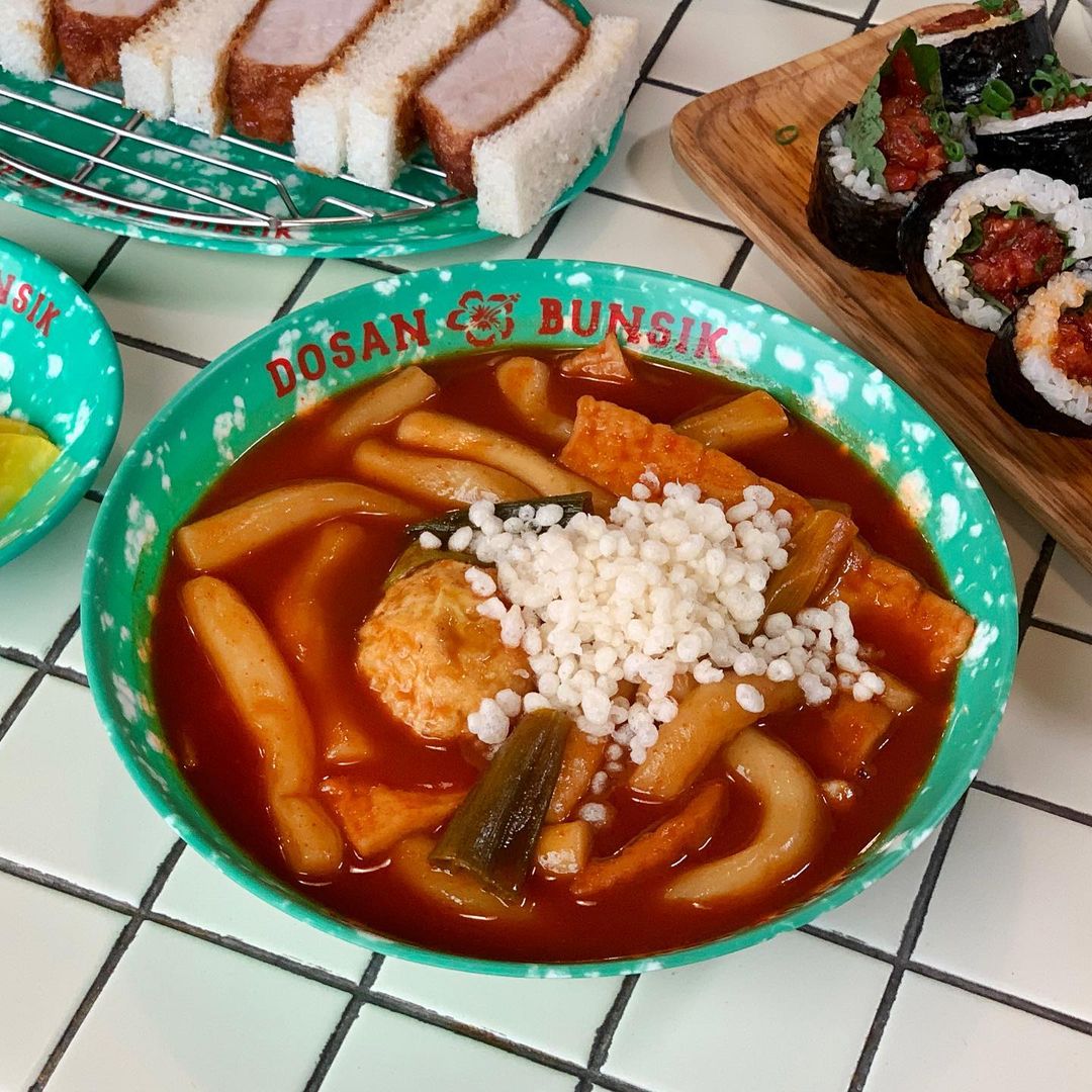 줄서는식당 육회김밥, 어묵튀김 옛날 떡볶이, 돈까스 샌드, 육개장 라면, 명란 에그라이스 맛있는 레트로 분식집 압구정로데오 맛집 소개