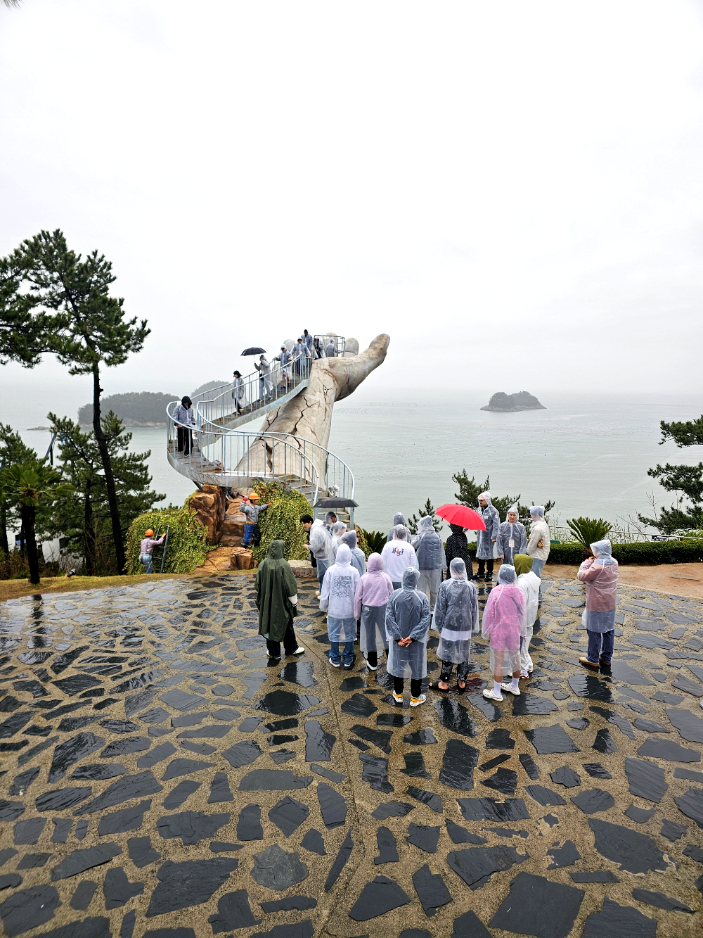 여수예술랜드 마이다스의 손 전망대를 오르고 있는 KBS 개그콘서트 출연진들3