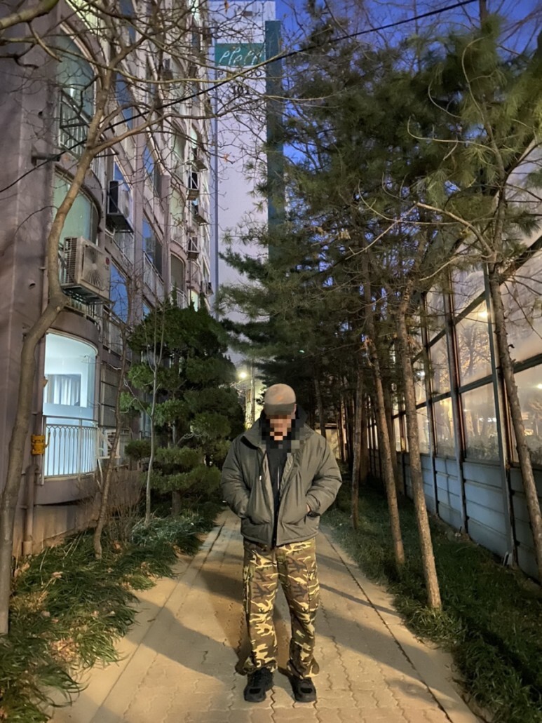 데일리룩(오뭘입)보세 털모자, 유니폼브릿지 숏파카패딩 ,무탠다드 후드티, 위캔더스 WKNDRS 카모카고, 아식스조그100, 남자데일리룩, 남자데일리코디, 남자데일리패션, ootd