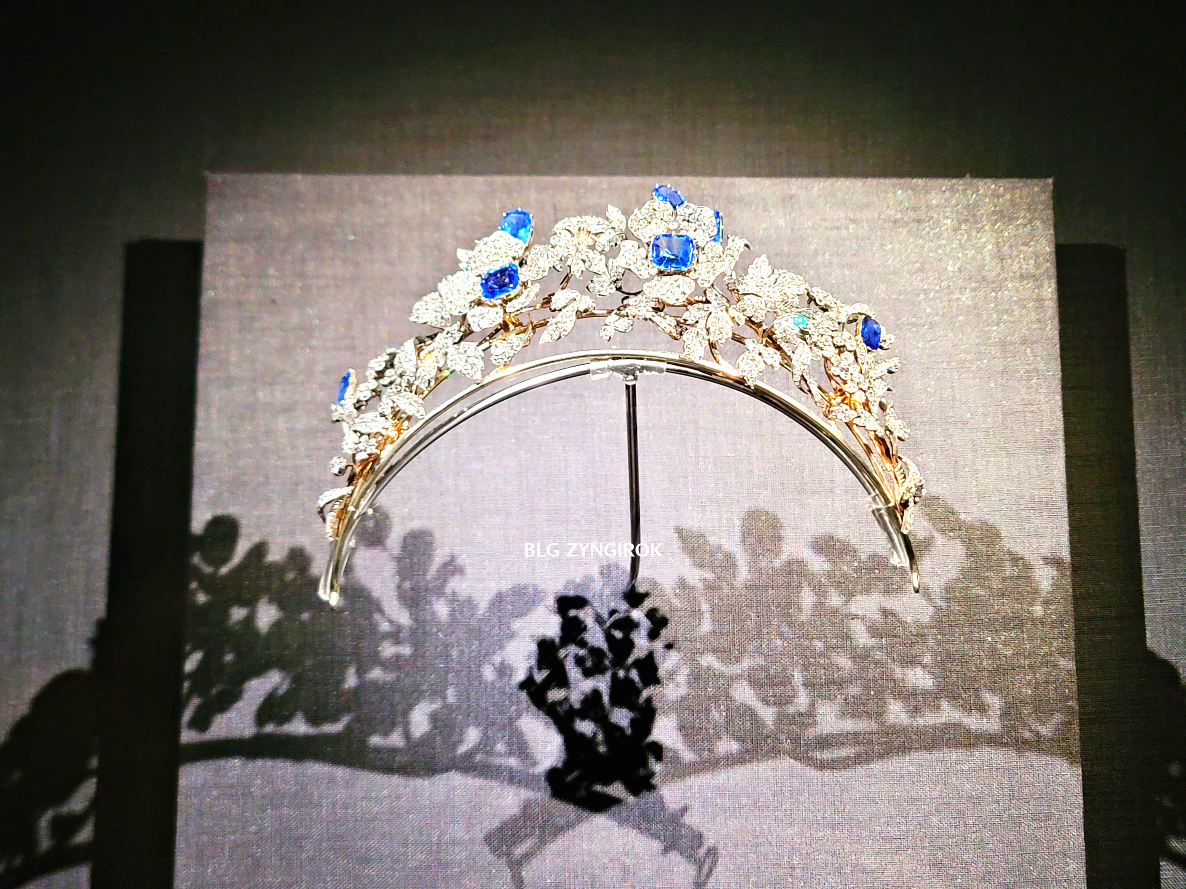 롯데타워 - 롯데뮤지엄 고혹의 보석 매혹의 시간 - 티아라 전시품 모습이다.