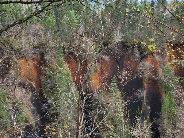 용암이 분출되면서 형성된 협곡