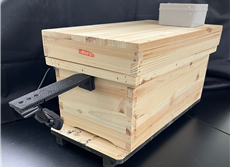 알트태그-기존 벌통과 달리 카메라와 센서 등의 장치가 설치돼 있음