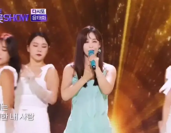 현역가왕- 하늘색 어깨가 드러난 원피스를 입고 긴생머리를 풀은채 노래하는 윤태화