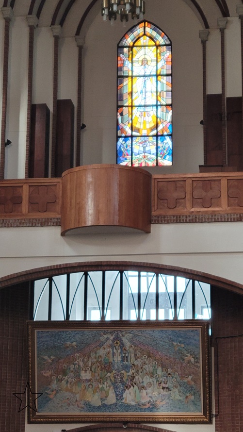 미리내성지 기념성당 안 103위 순교 성인 그림, 부활하신 예수님 유리화