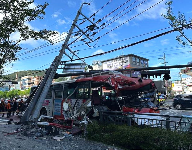 광주 시내버스 사고 남구 주월동 승합차 충돌 14명 부상