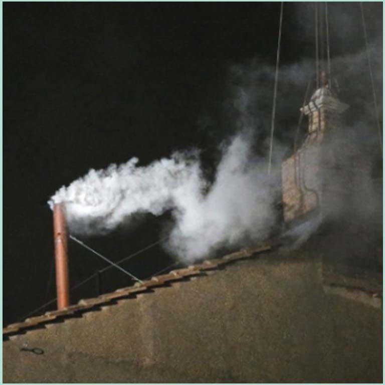 콘 클라베 교황 선거는 3분의 2를 넘으면 새 교황이 결정된다. 흰 연기로 당선을 보여준다.