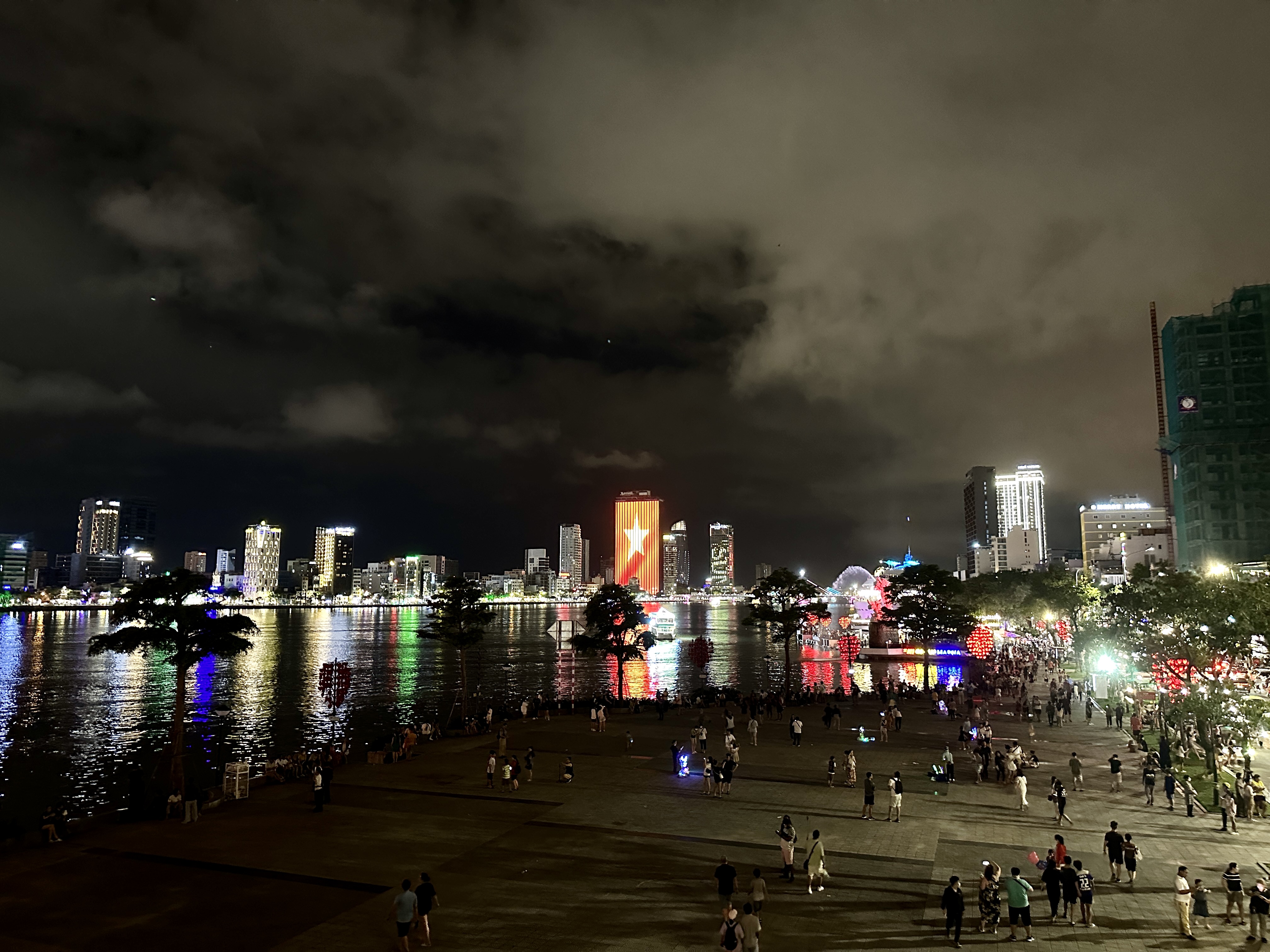 다낭 용다리 불쇼 보러온 시민들