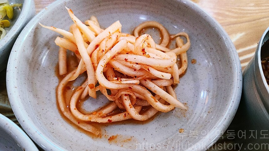 백년옥-밑반찬-무생채