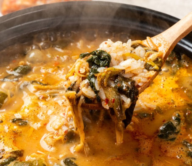 6시내고향 함안 민물메기 어죽 어탕국수 어탕을 한 숟가락을 드는 모습