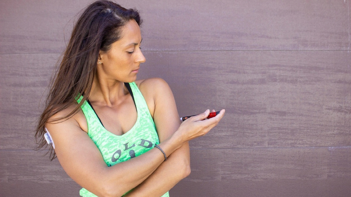 당뇨환자가 생활습관 관리 중 인슐린 주사를 준비하는 모습