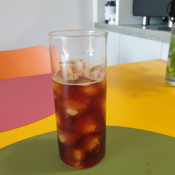 하리오 스위치를 이용한 아이스커피 레시피 feat. 테츠 카츠야_완성된 아이스커피