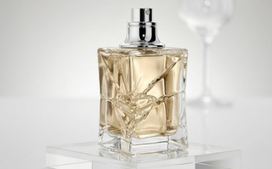 img src="scentsorium-flacon-crystal-design.jpg" alt="마르지엘라 센토리움 Scentsorium 향수 플라콩 깨진 크리스탈 디자인 클로즈업"