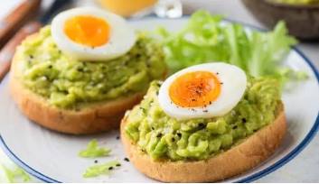 아보카도와 달걀을 곁들인 샌드위치