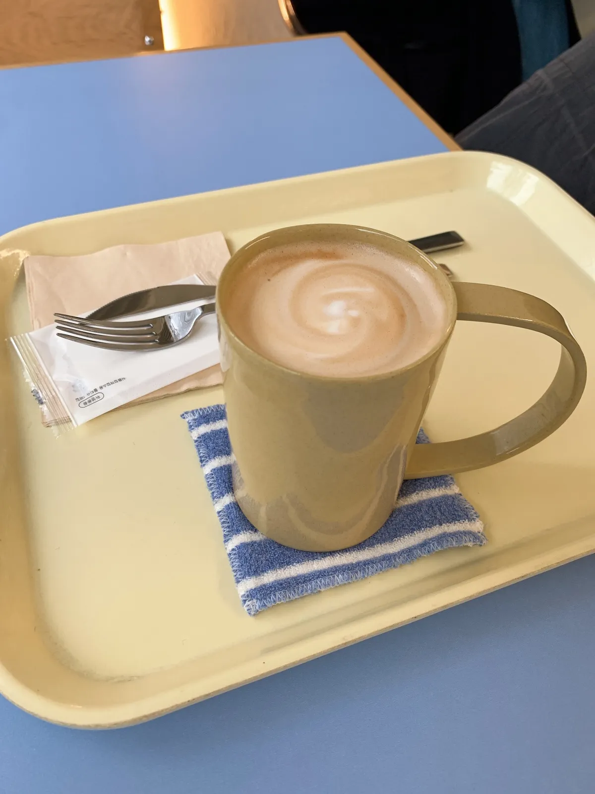 머그잔에-담긴-카페라떼