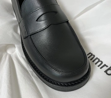 이탈리아 소가죽으로 제작된 메모러블 로퍼 앞코