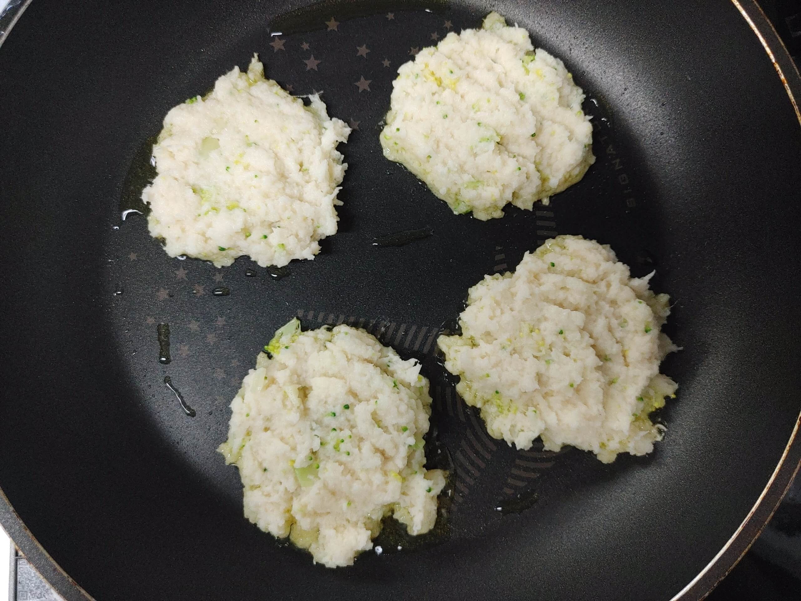 반죽된-연근을-적당한-크기로-굽기