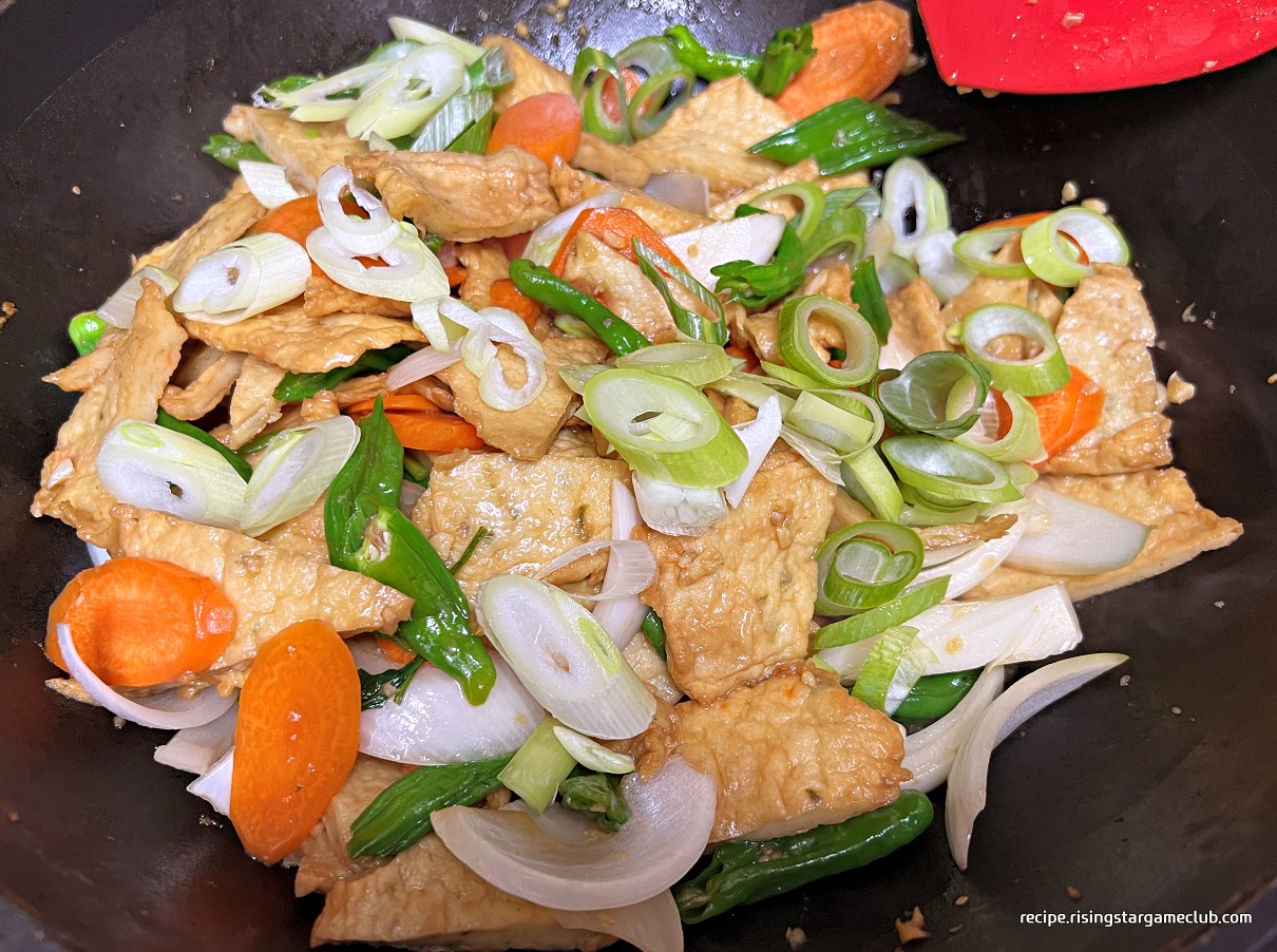 꽈리고추 어묵(오뎅)볶음에 양파와 파 넣기