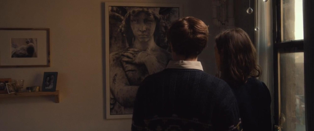 사진을 보는 이안과 소피의 모습