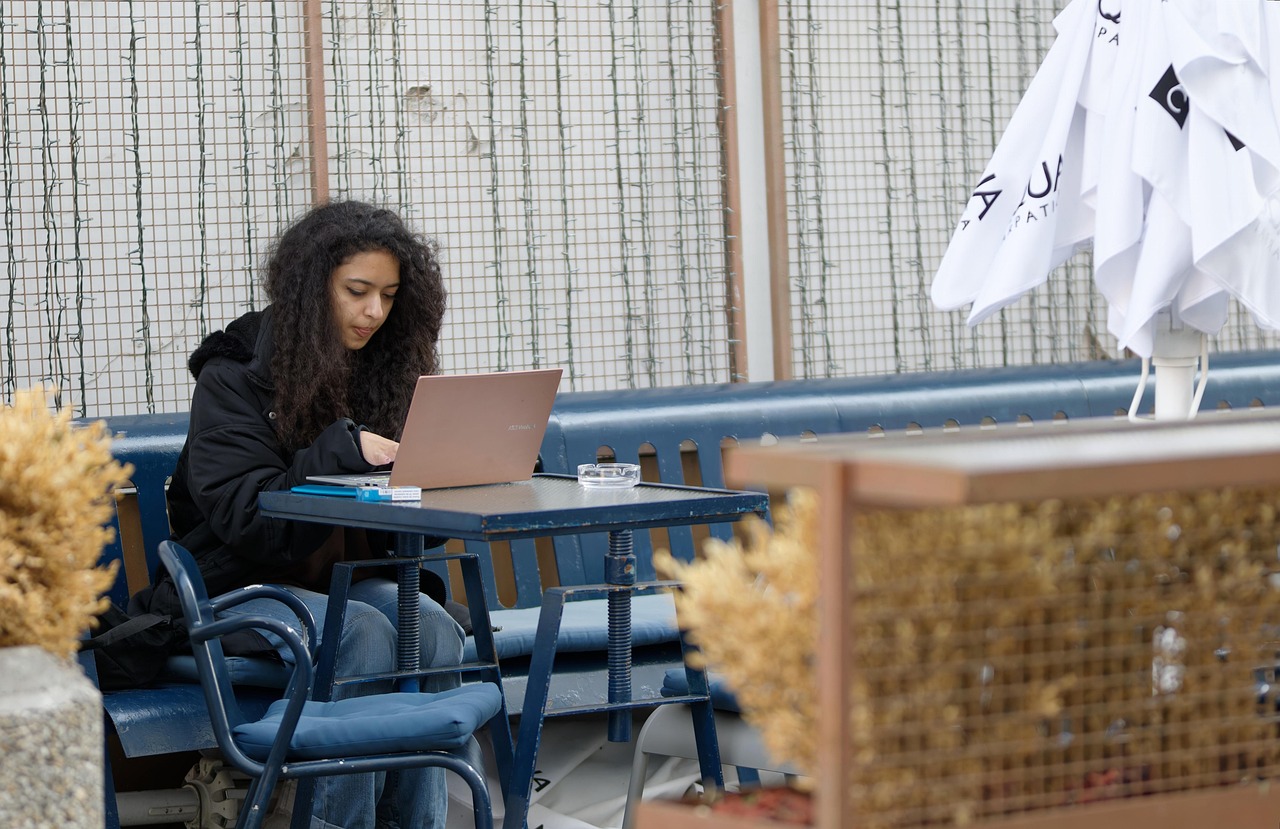 여성 혼자 카페 테라스에서 여행 노트를 적는 장면 관련 사진