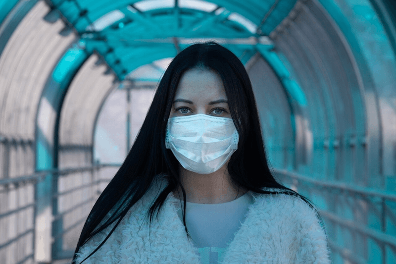 정면을-응시하는-마스크를-쓴-여성