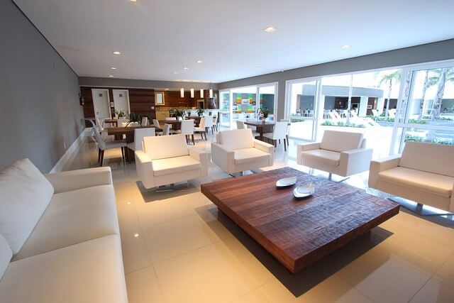 햇빛 환한 거실