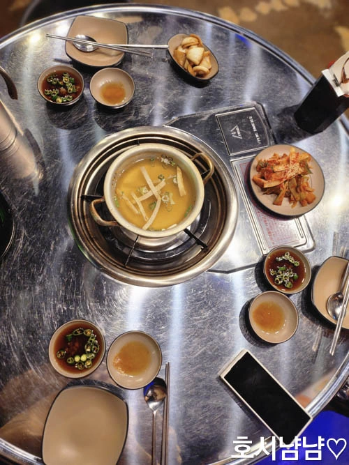 시계곱창 기본 반찬과 대파김치가 세팅된 테이블