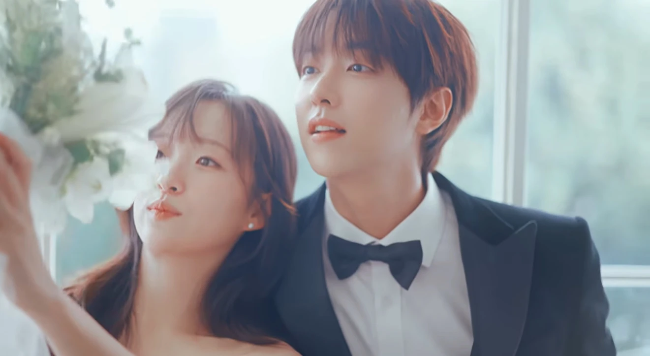 이유진 차경은 웨딩 촬영 중 꽃을 바라보는 모습