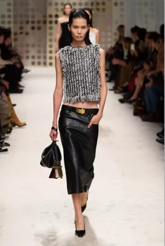 극단적으로 낮아진 로우라이즈(Low-Rise) 허리선