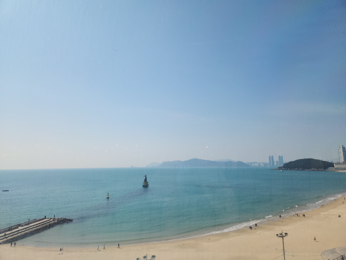 뷔페에서 해운대 바다가 내려다보인다