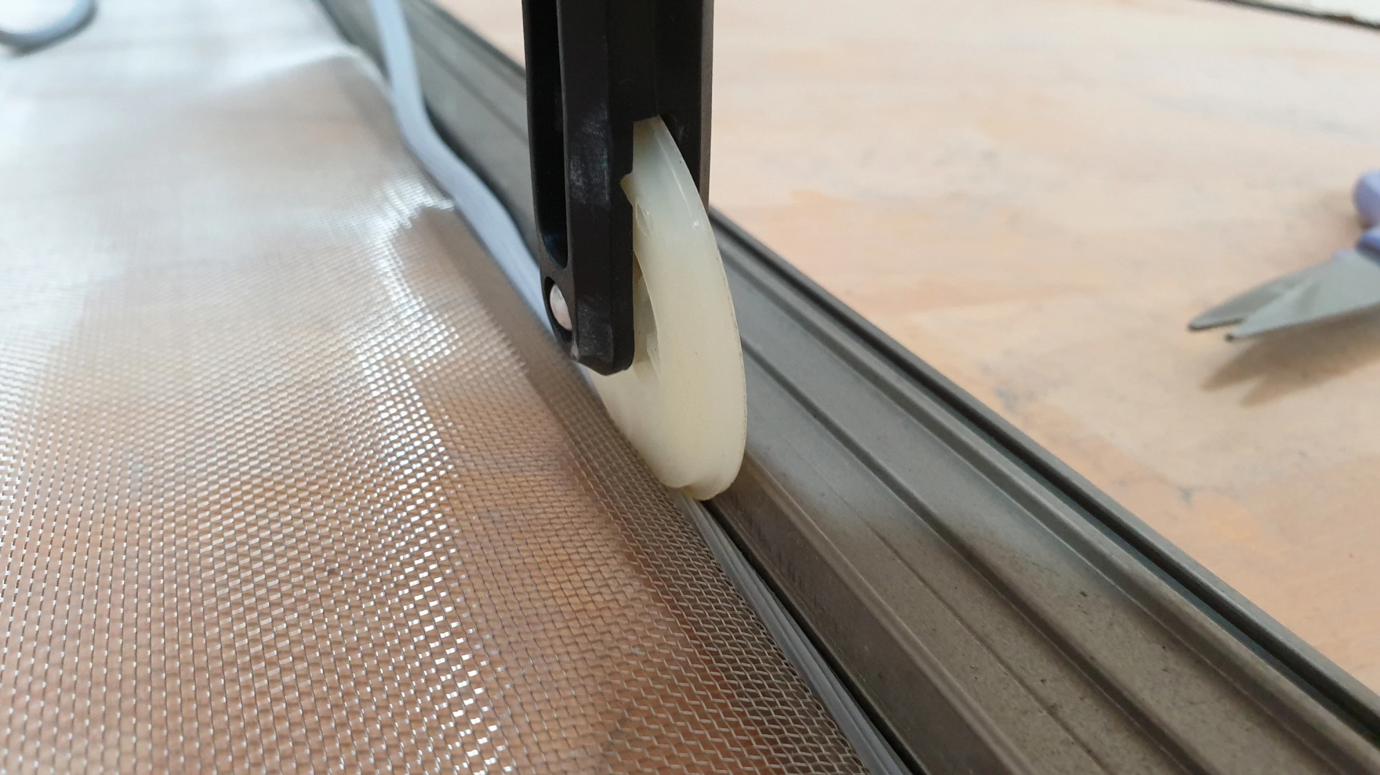 방충망 끼우는 모습