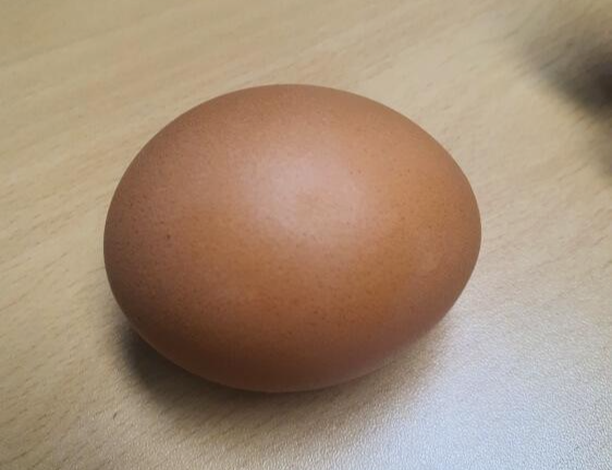 테이블위에-놓여진-계란