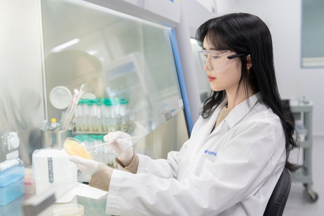 연구원이 미생물 균주를 배양하고 관찰하고 있다.