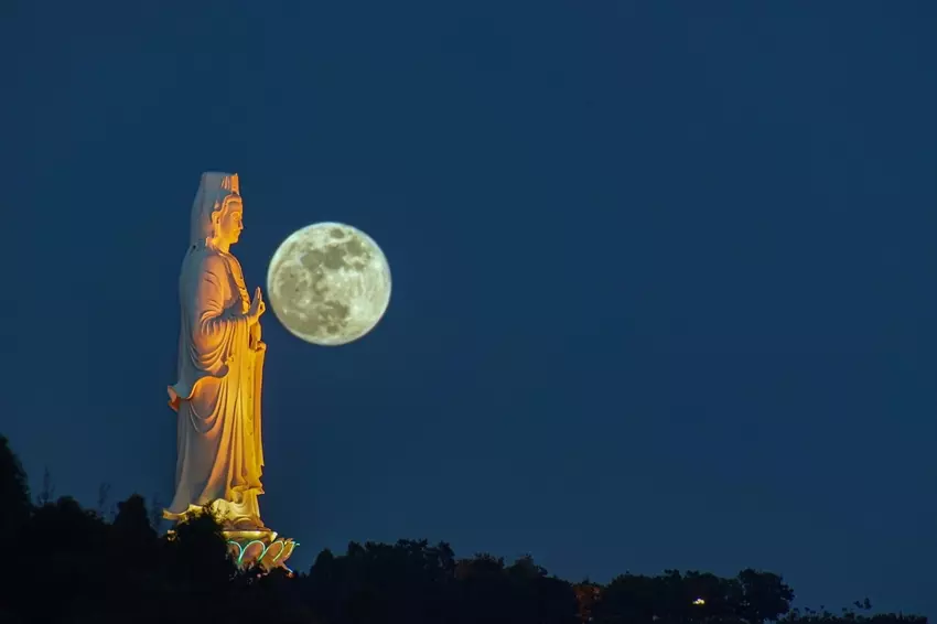 달과 부처상