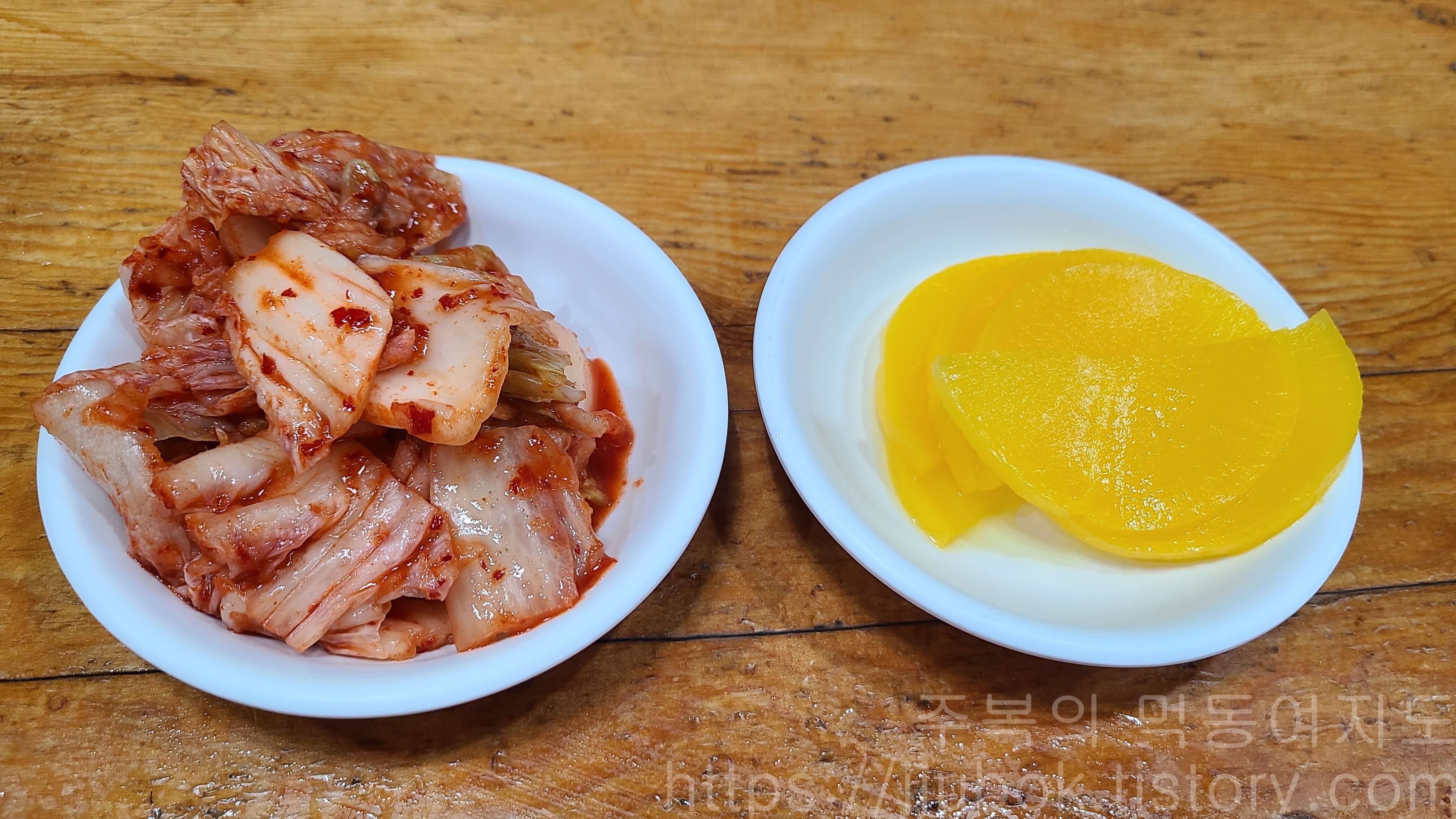 작전동-원조기계우동-밑반찬-김치-단무지