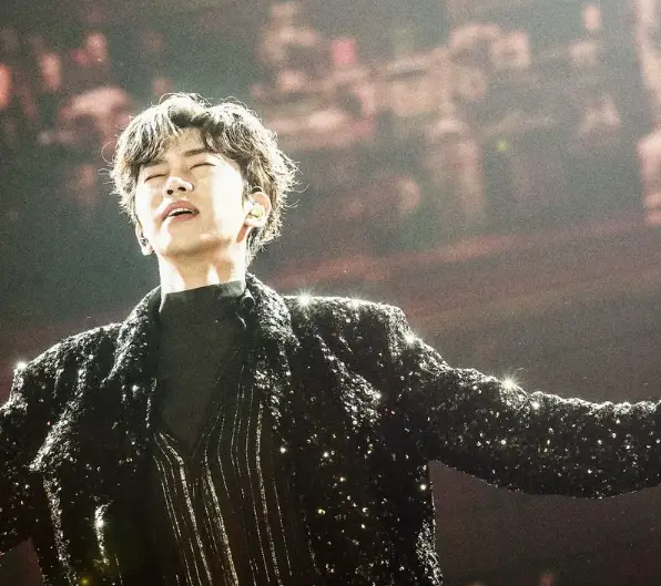 임영웅- 검은색 반짝이 옷을 입고 두팔을 벌린채 눈을 감고 하늘을 바라보는 임영웅