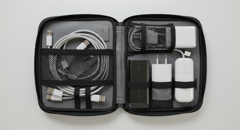 보조배터리, 케이블, 충전기가 정리된 멀티파우치