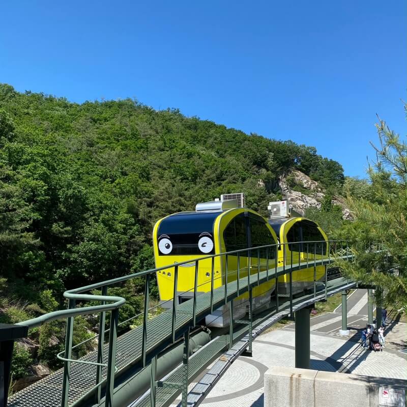 아트밸리-가파른-언덕길을-올라가는-노란색-모노레일