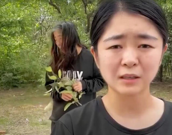 자신의 친엄마를 계모라고 속이고 가짜 사연으로 동정을 얻어 금전적 이득을 취한 중국의 113만 인플루언서가 사기죄로 구속됐다. [사진=SCMP]