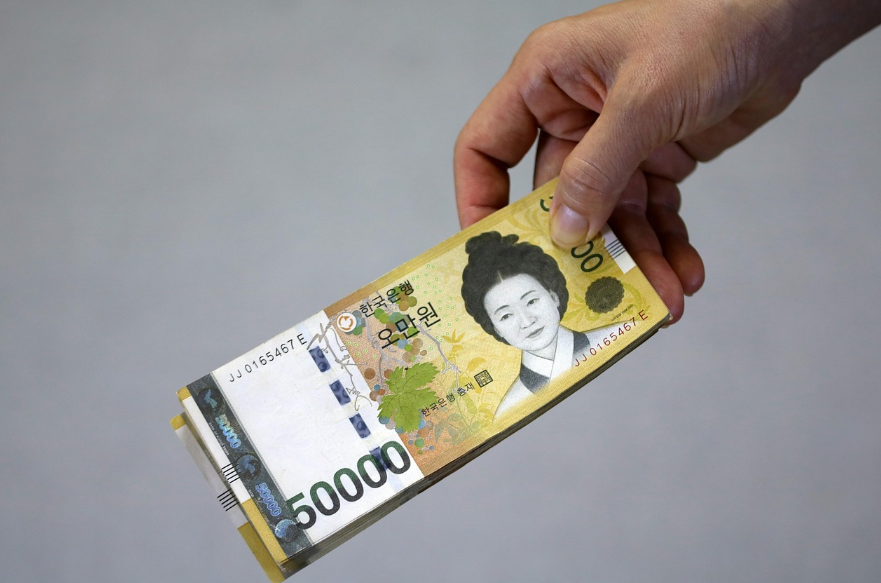 5만원 여러장을 건네는 이미지