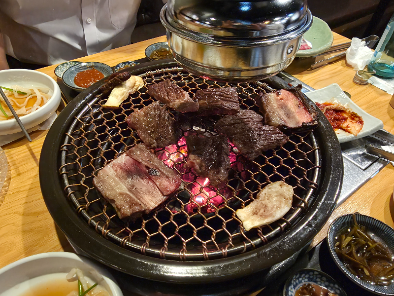 서울역 뒷편 만리재로 오소갈비. 맛있다. 등심이 숯불 위에서 구워지고 있습니다.