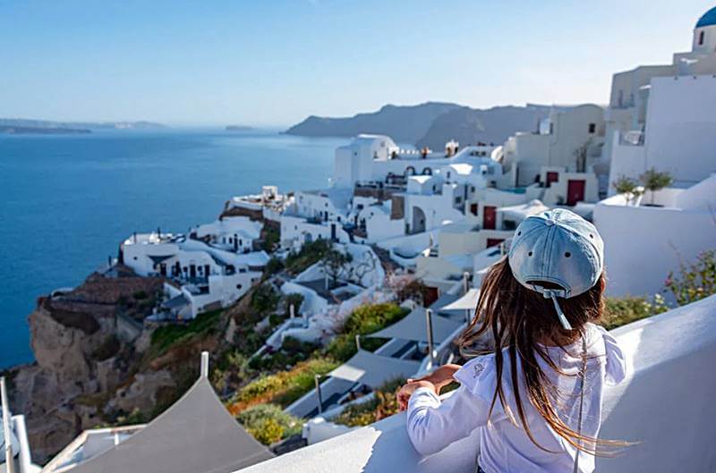 여름-여행하는-여성의-뒷모습