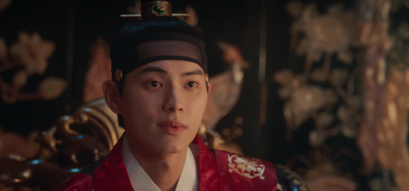 이채민 배우님이 앞을 바라보는 모습