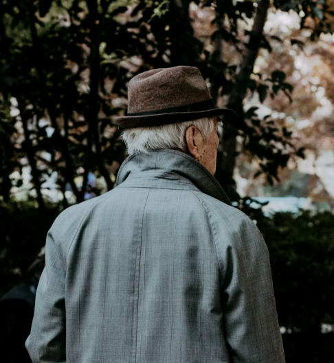 기초연금 더 받을 수 있는지 고민하는 노인3