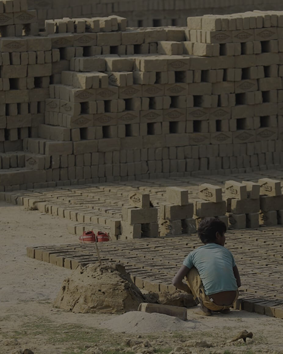 벽돌 공장에서 일하는 라이